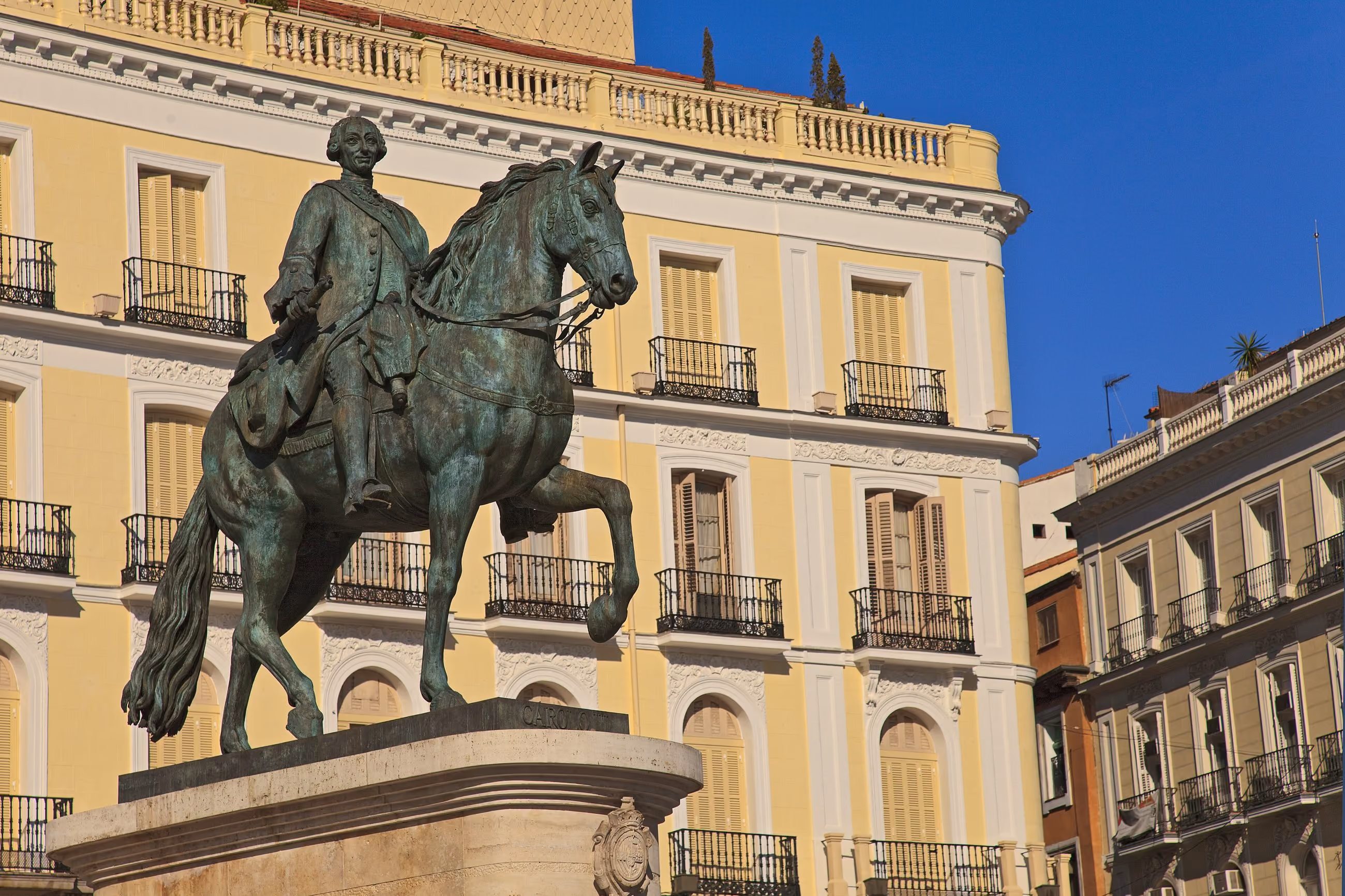 La estatua ecuestre de Carlos III en la Puerta del Sol