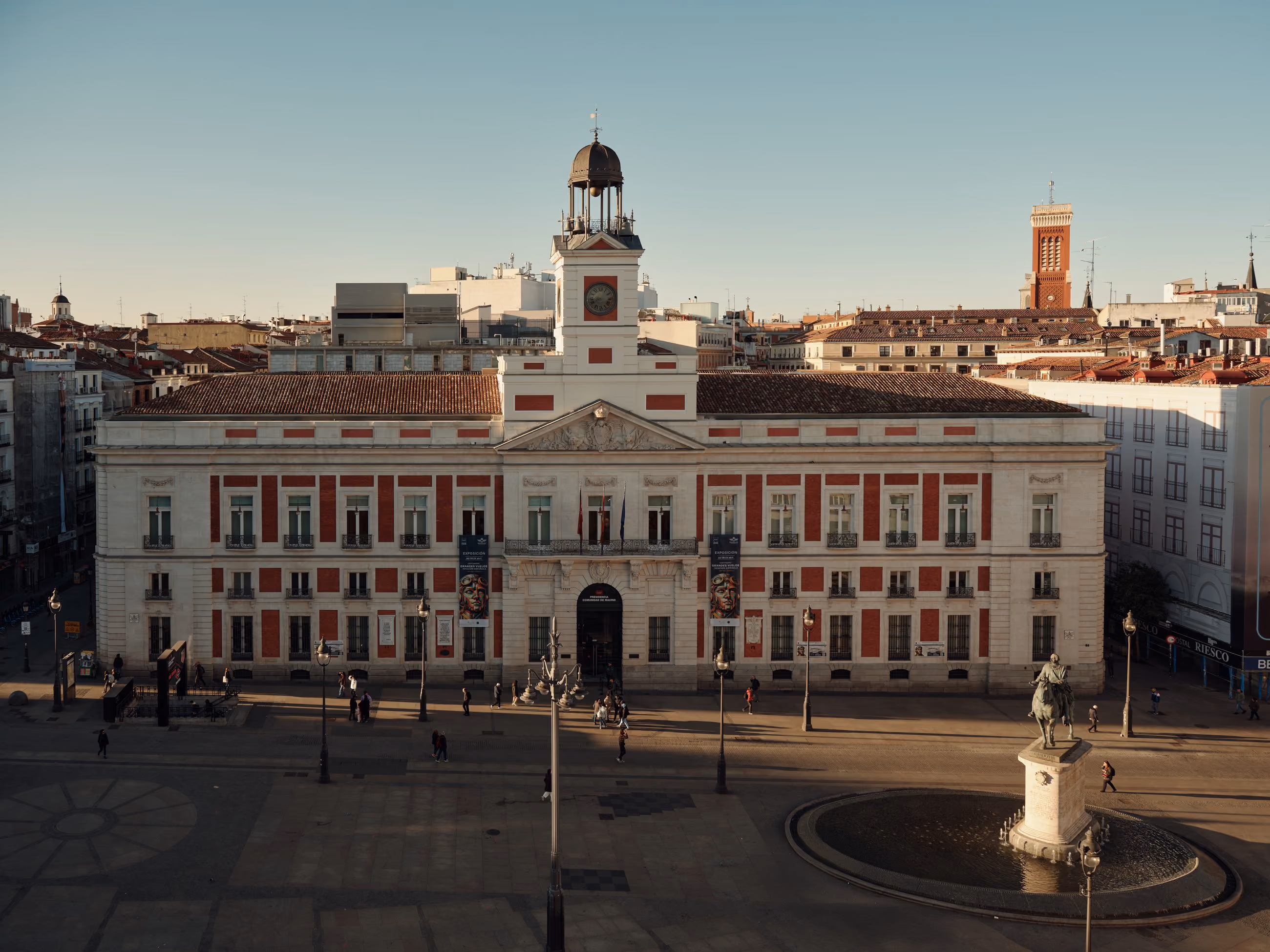 La Real Casa de Correos y su torre del reloj en la Puerta del Sol