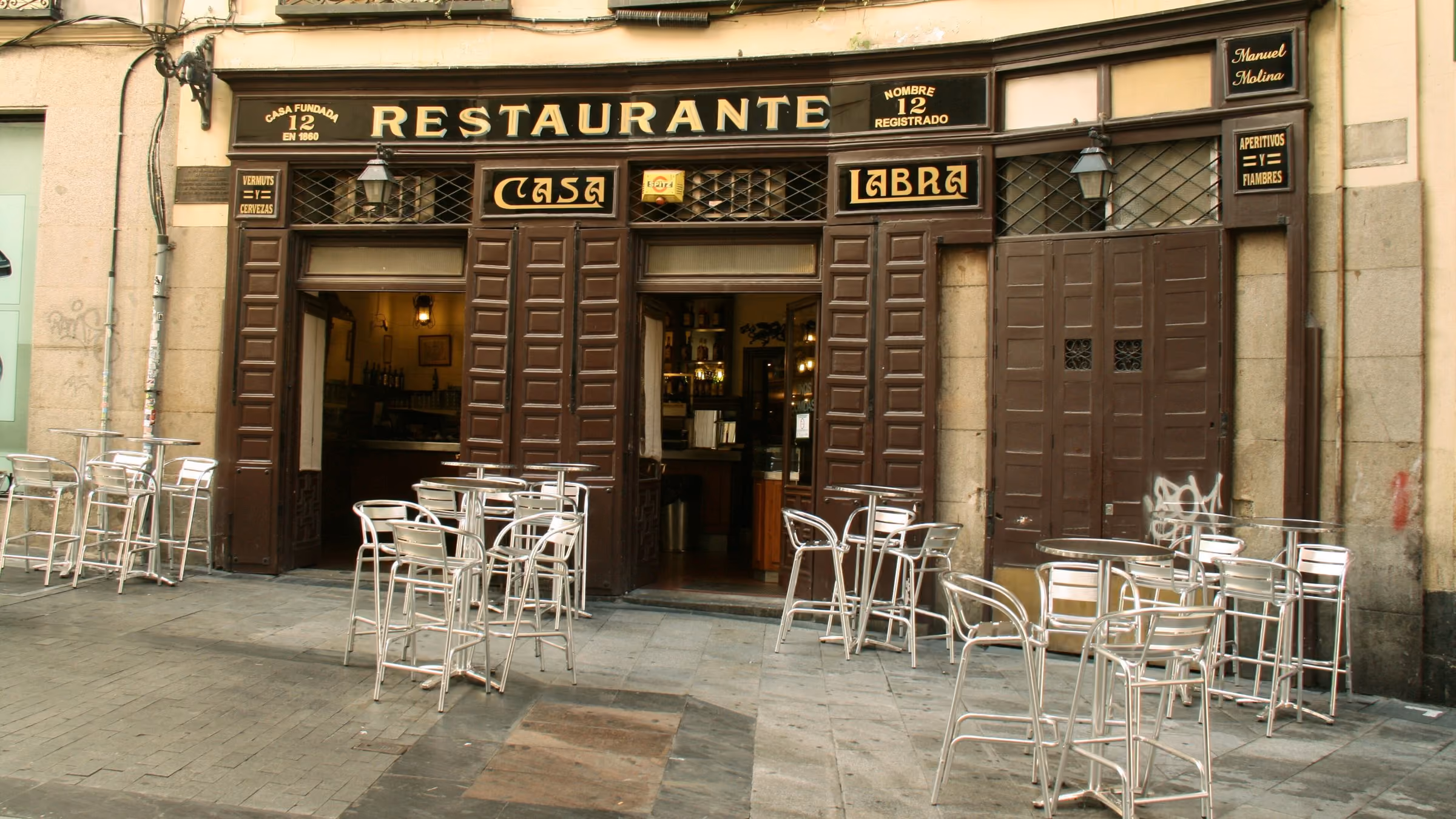 Fachada histórica de Casa Labra en la calle de Tetuán de Madrid