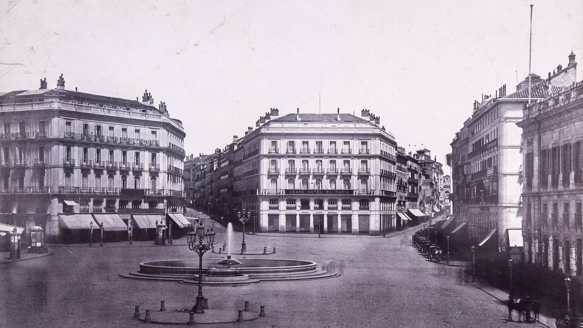La Puerta del Sol recién reformada, fotografiada por Charles Clifford hacia 1862