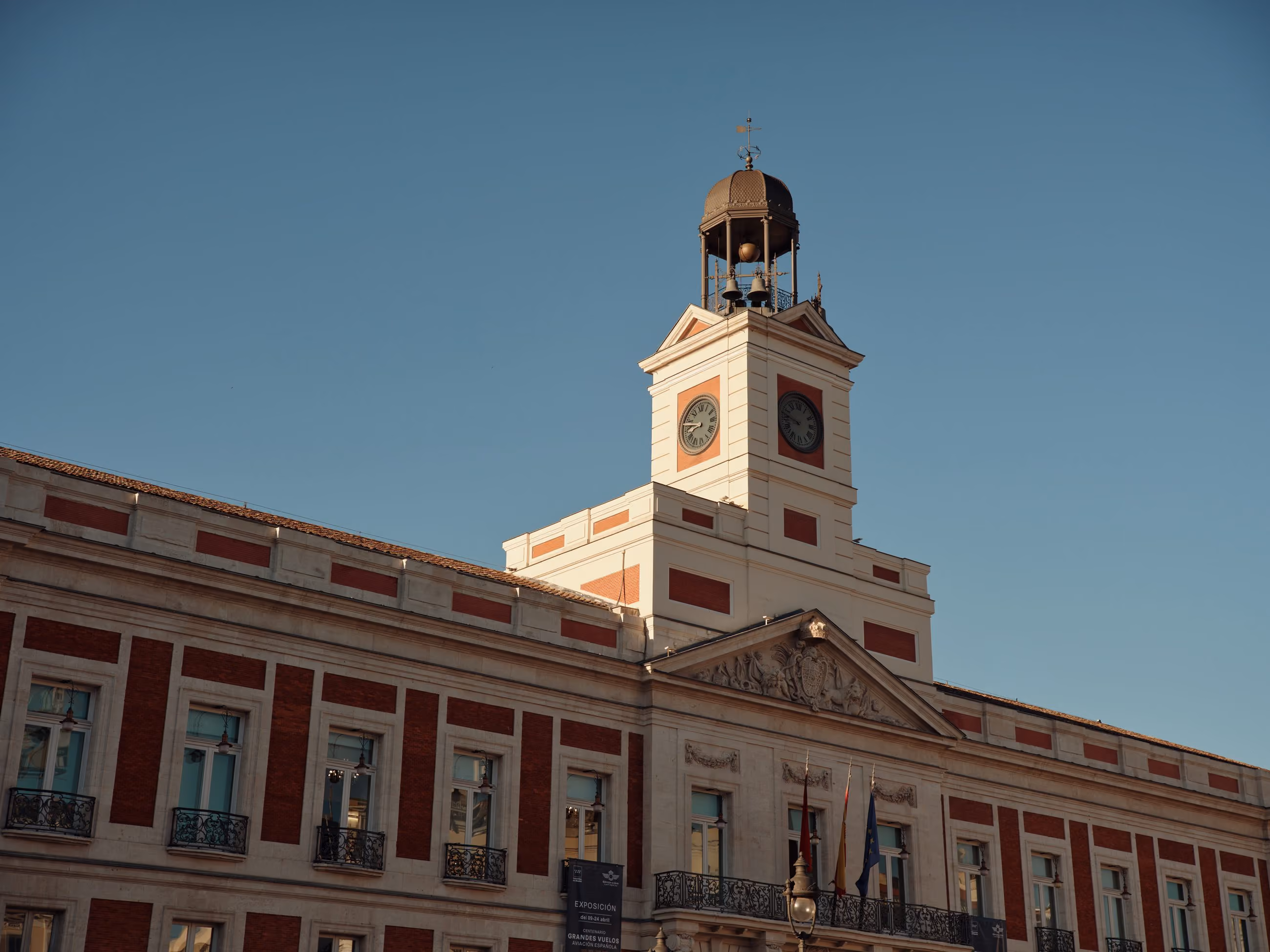 La Puerta del Sol llena de gente, con el cartel de Tío Pepe al fondo